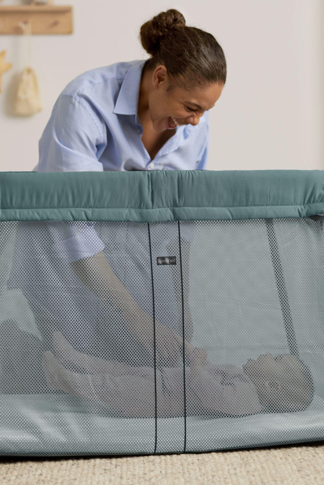 Travel Crib in dark green airy mesh including transport bag - BabyBjörn