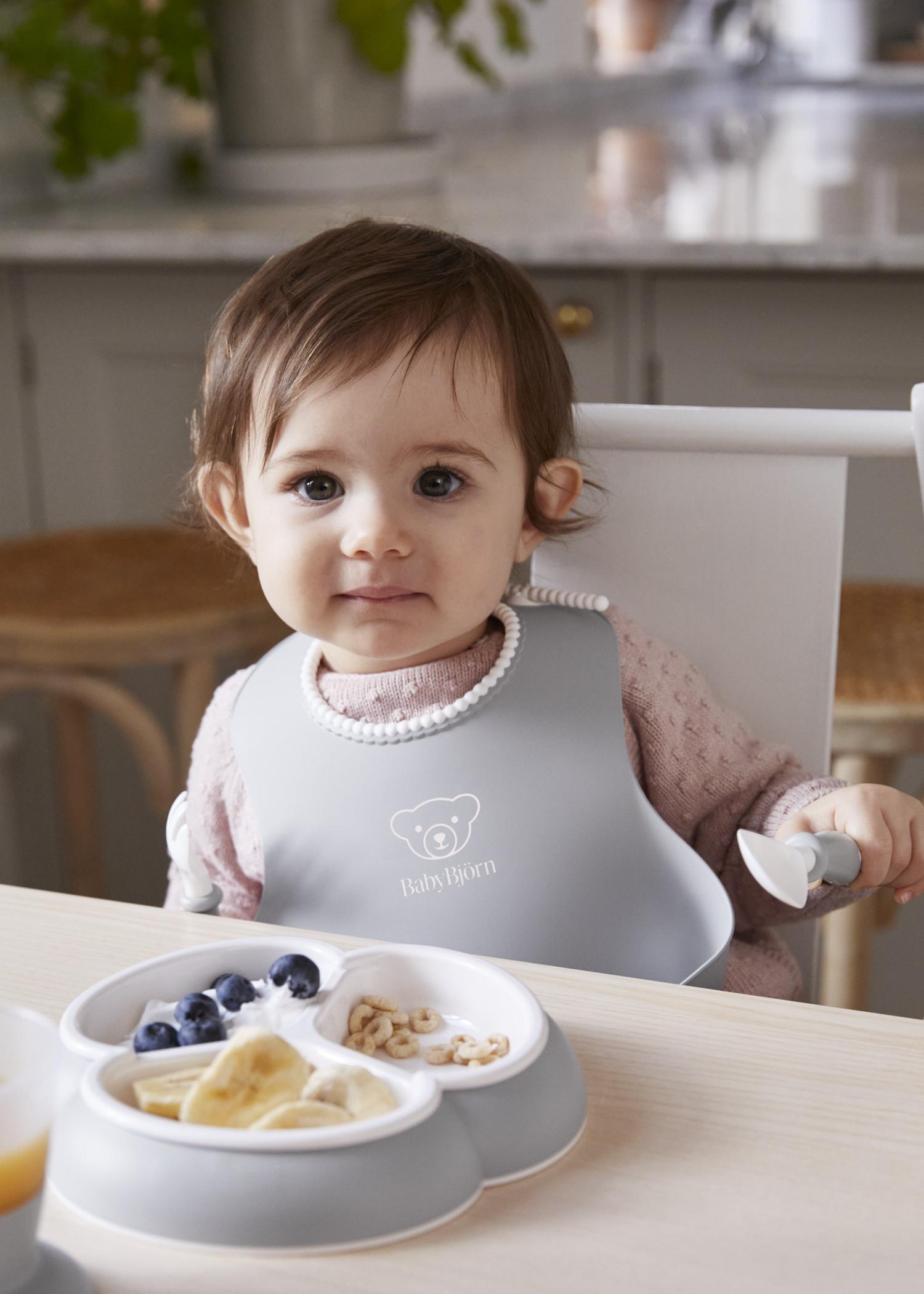 Baby Bib in gray with a big spill pocket - BabyBjörn