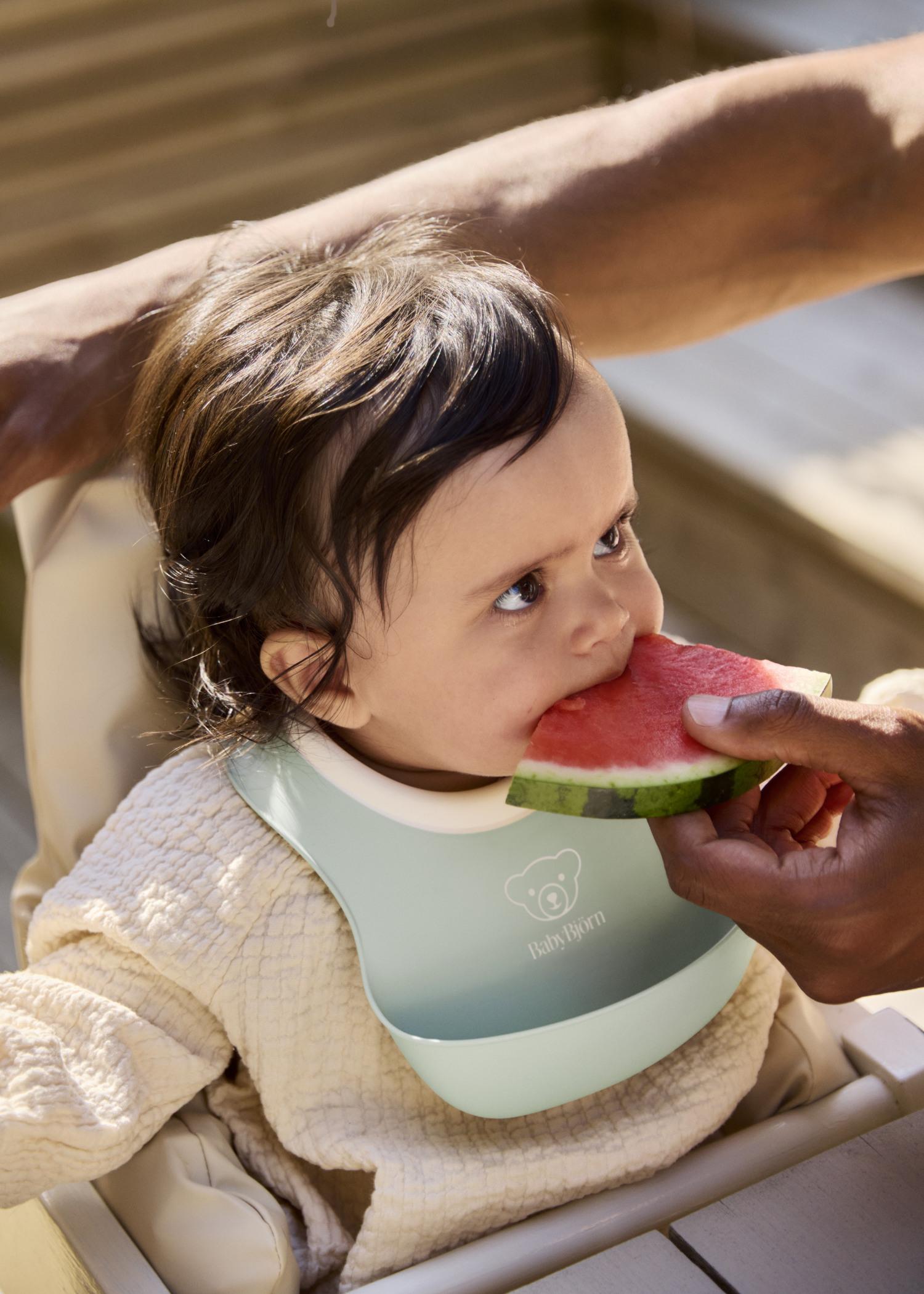 Small baby bib, time for taste portions - BabyBjörn