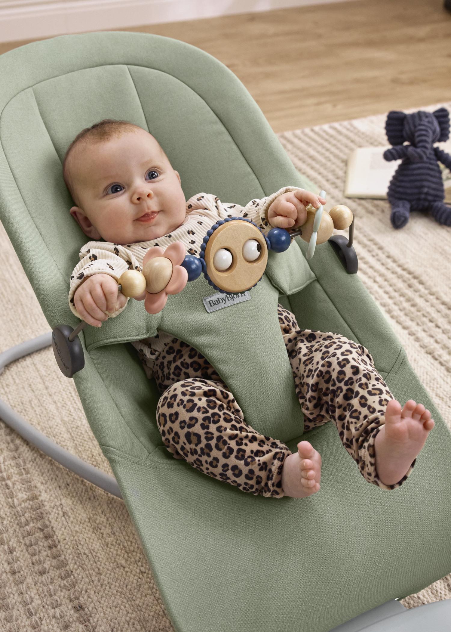 Baby bouncer Begin and Toy bar googly eyes in pastels - BabyBjörn