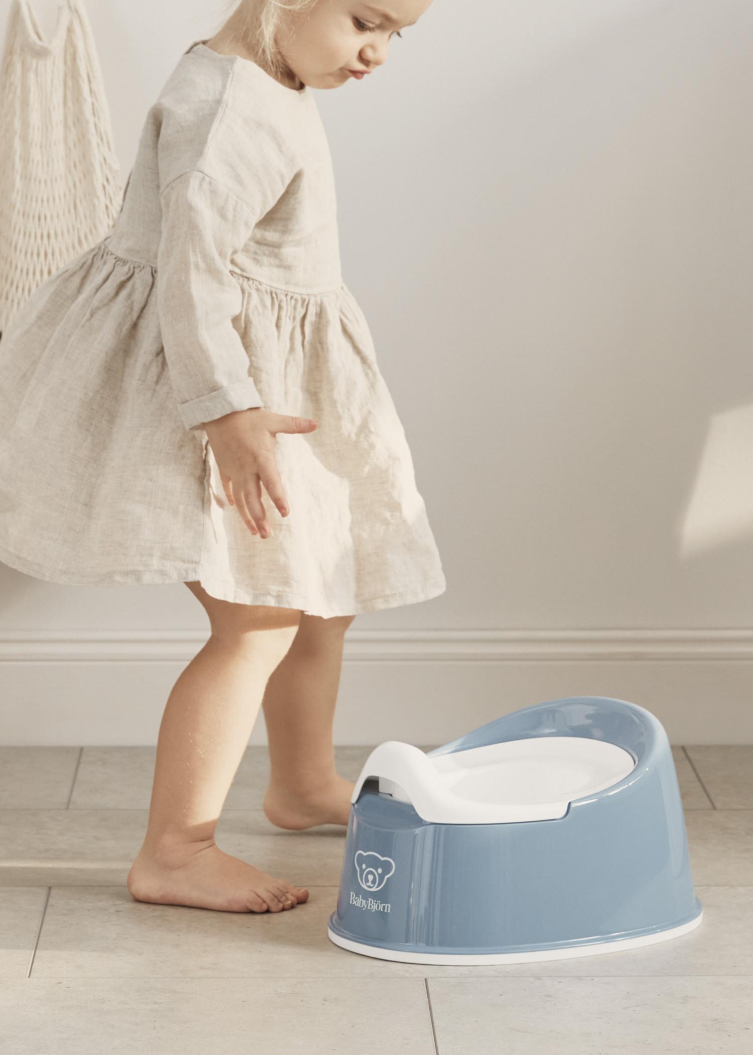 Smart potty in deep blue and white BPA free plastic - BabyBjörn