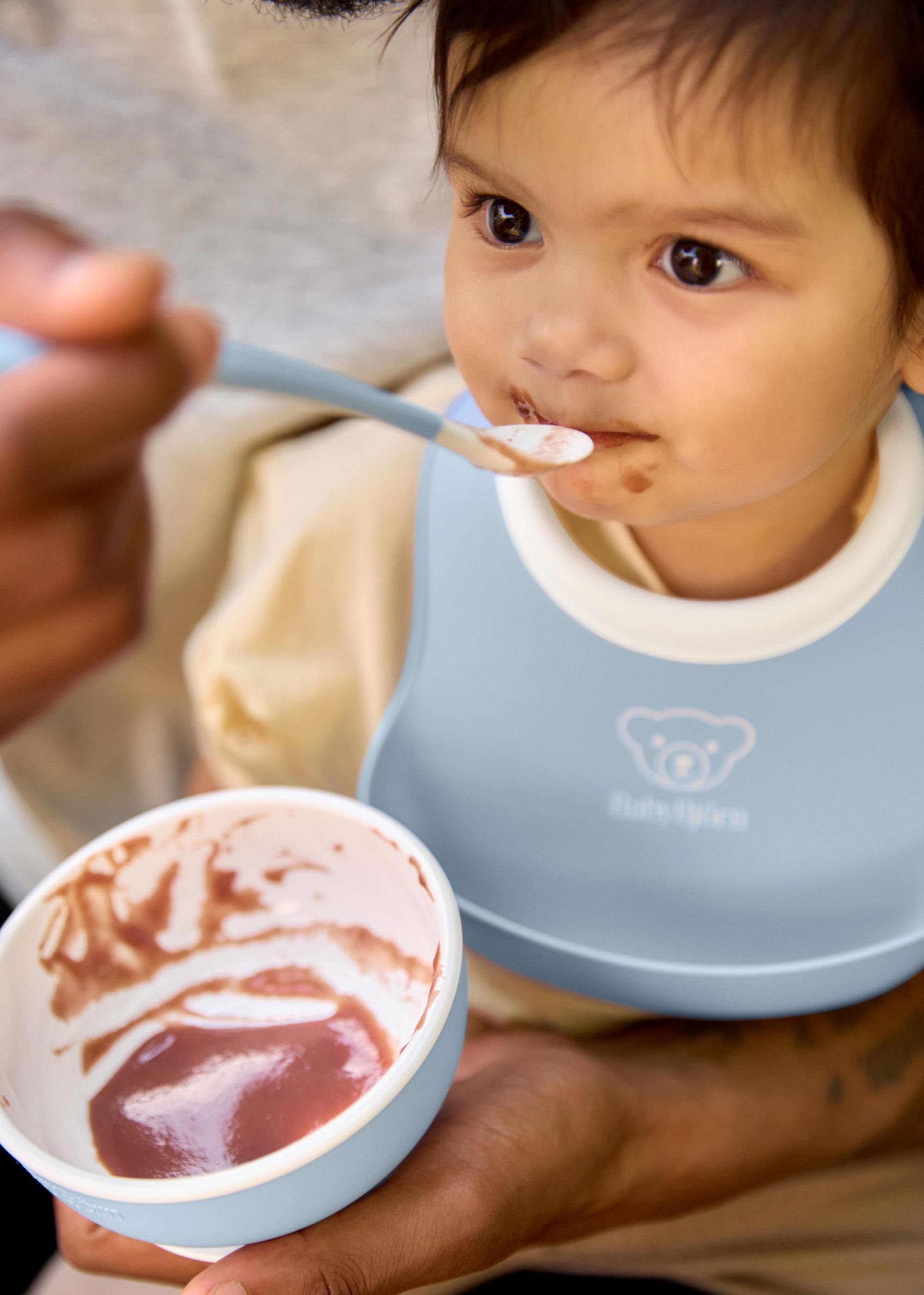 Baby Feeding set in Powder blue with feeding spoon and small bib - BabyBjörn