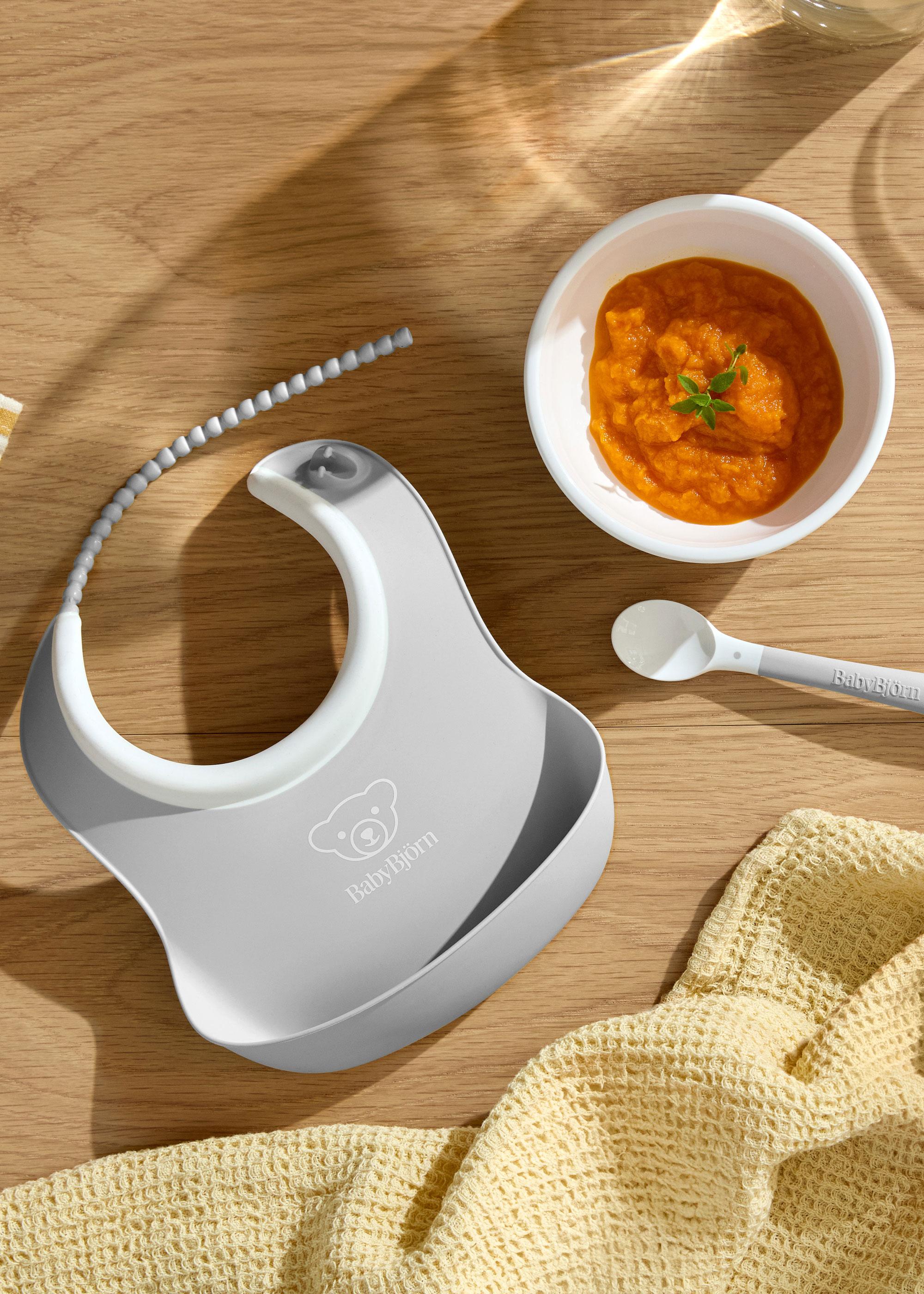 Baby Feeding set in with feeding spoon, bowl and small bib - BabyBjörn